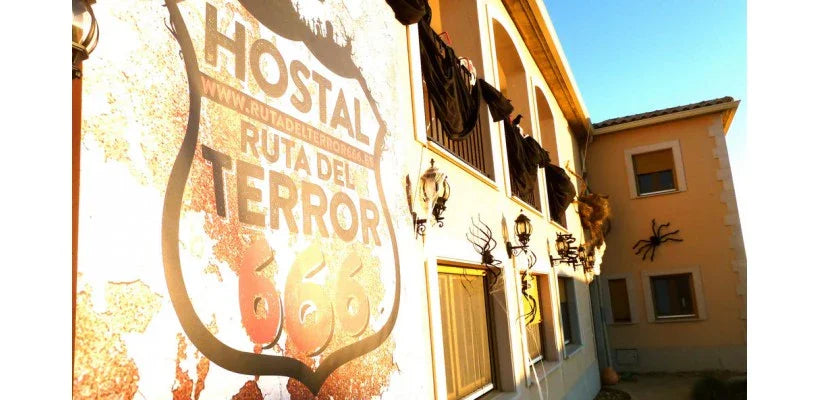 Si buscas un plan diferente, este Hostal Terrorífico te encantará - Disfraces Simon