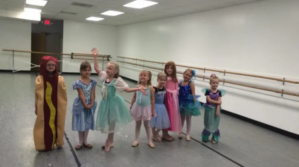 Una adorable niña triunfa en Twitter por ganar un concurso de princesas disfrazada de perrito caliente - Disfraces Simon